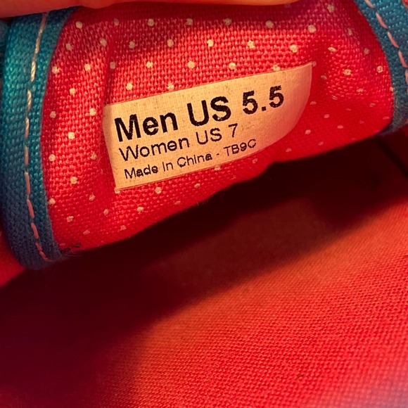 Hello Kitty x VANS Spring/Summer 2012 Collection Women US 7 - Picture 8 of 8